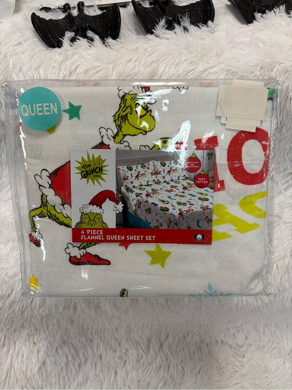 The grinch Queen Flannel Sheet Set - White with Green & Red